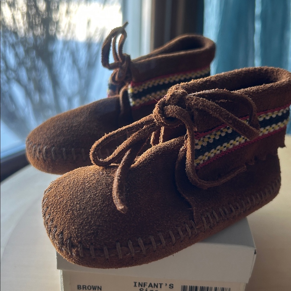 Minnetonka NWT PA•POO•SHU Moccasins INFANTS SIZE 4 with Colorful Trim